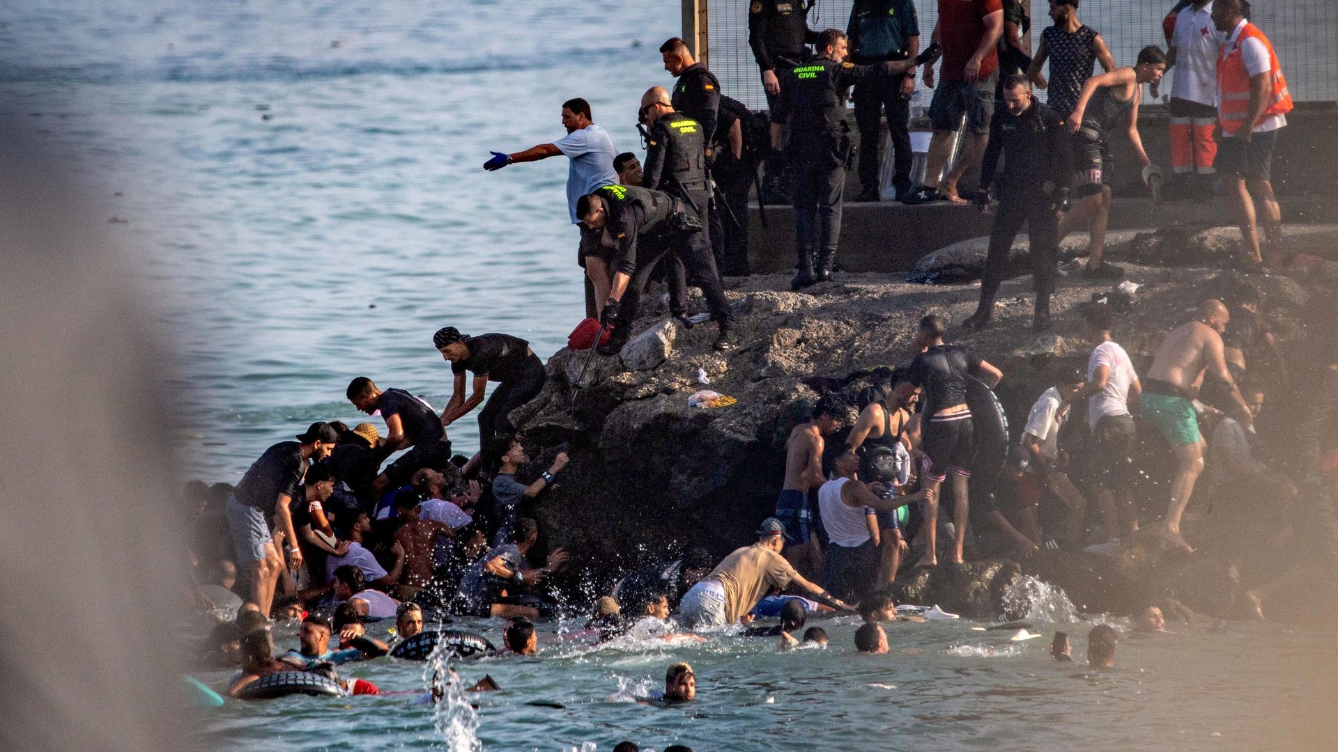 Crise migratória em Ceuta expõe fragilidades e racha entre países da UE