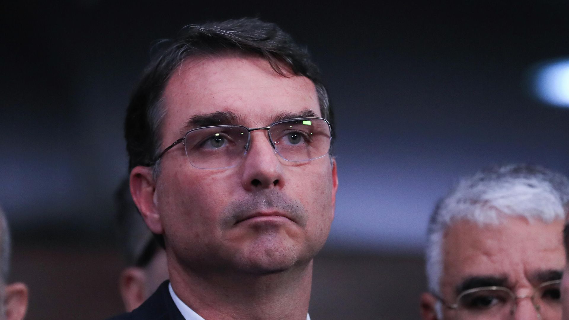 Flávio Bolsonaro chega aos EUA para audiência sobre tarifas e critica gestores