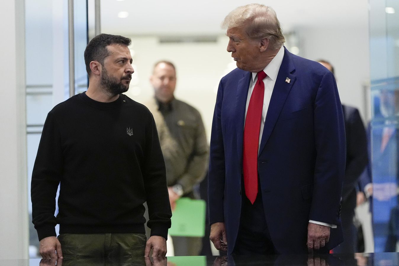 Trump e Musk se afastam do apoio à Ucrânia, aponta jornal