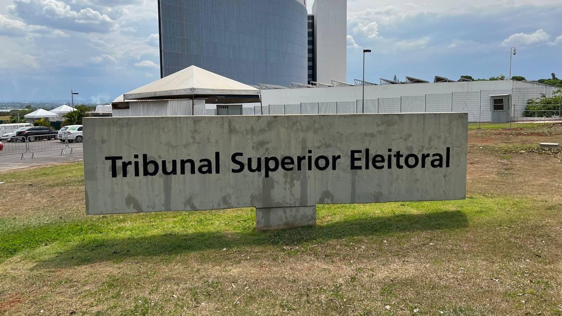Lula e Flávio Bolsonaro intensificam batalha jurídica no Tribunal Superior Eleitoral (TSE)