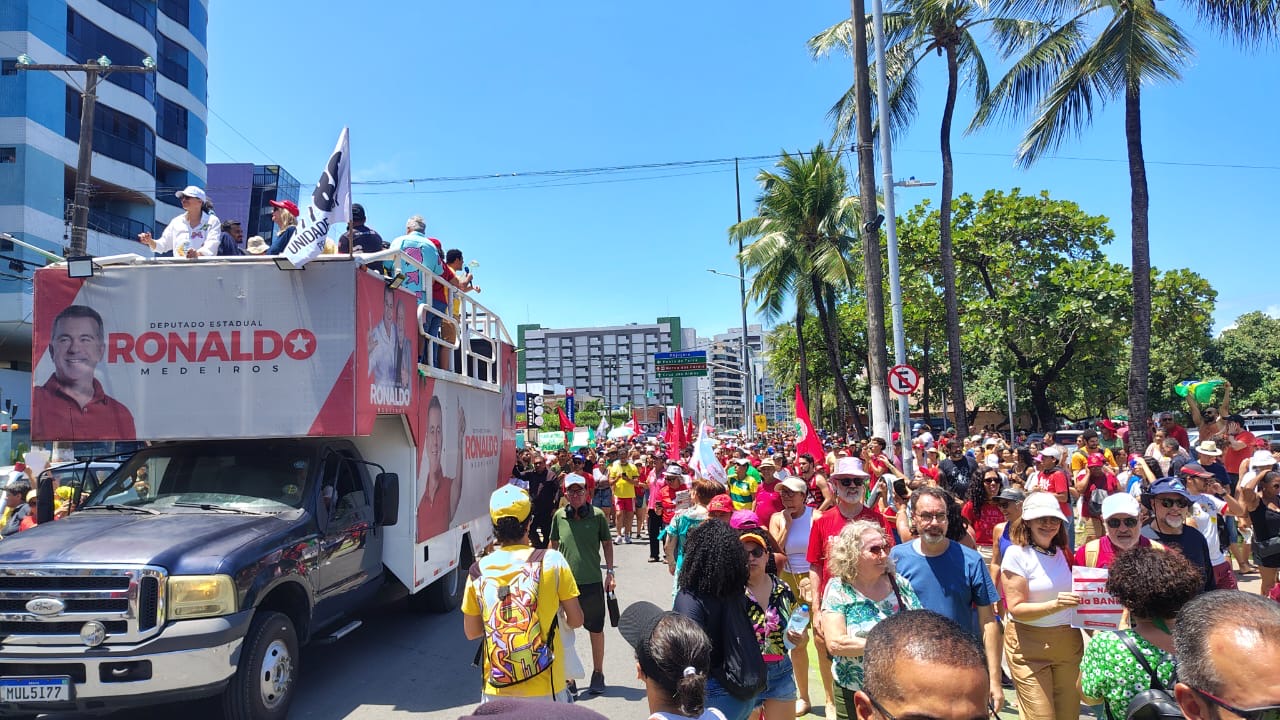 Cidadãos vão às ruas em Maceió em protesto contra a PEC da Blindagem e projeto de Anistia