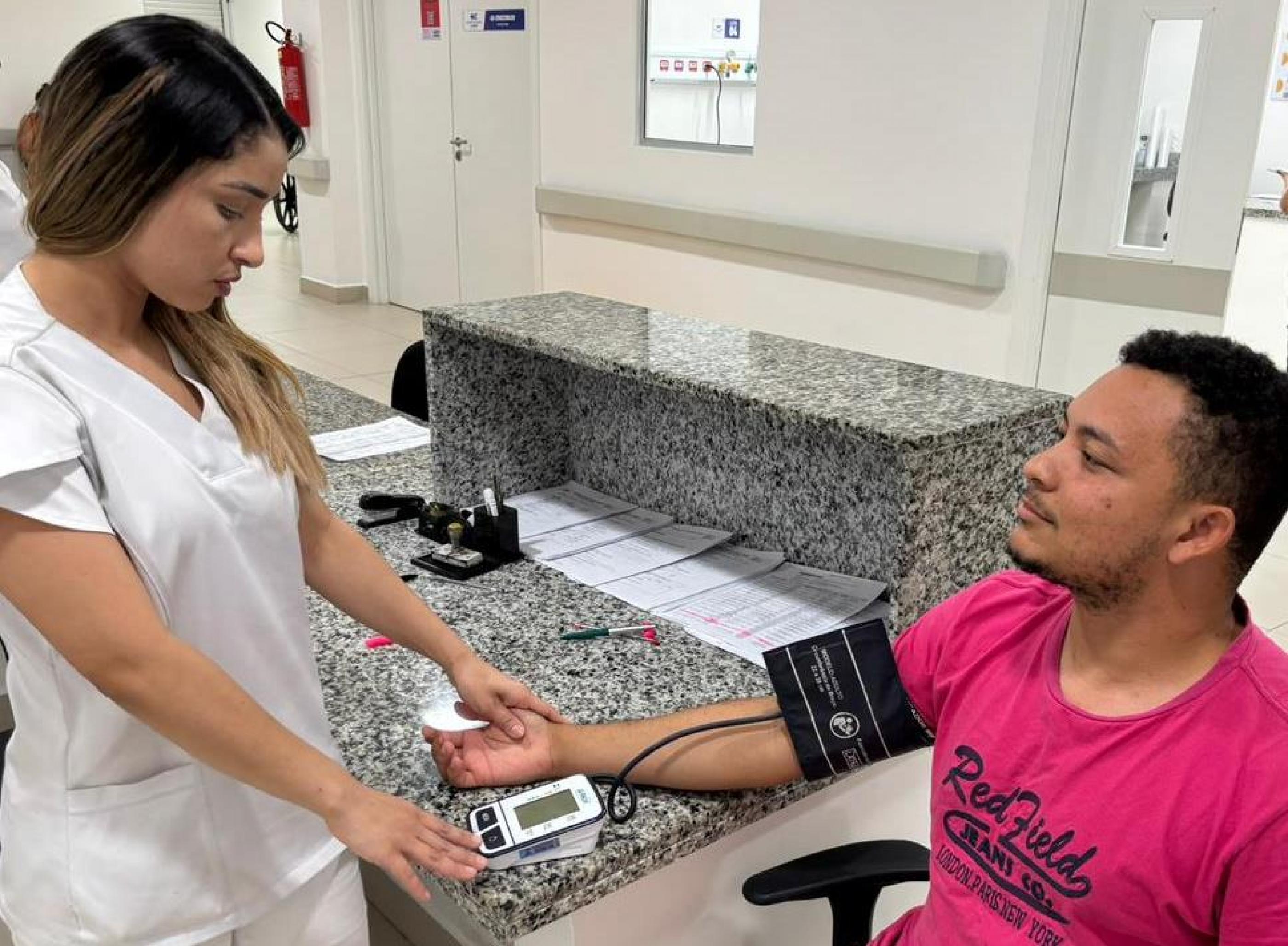 Medir a pressão em casa requer técnica correta, alerta profissional do Hospital do Coração Alagoano