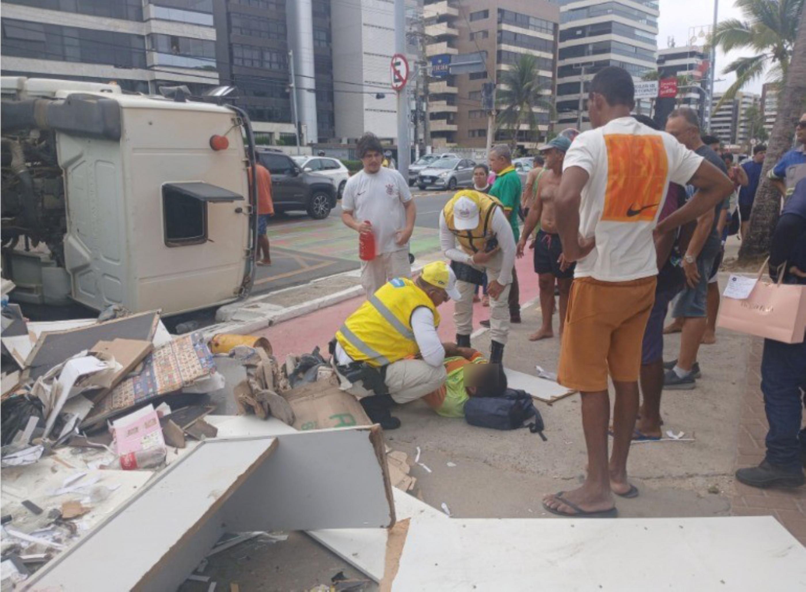Ronda no Bairro presta primeiros socorros a motorista após tombamento de ca