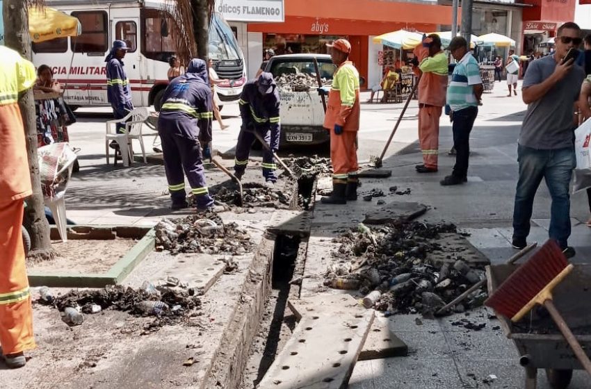 Prefeitura retira quatro toneladas de lixo de canaletas de drenagem na Rua do Comércio