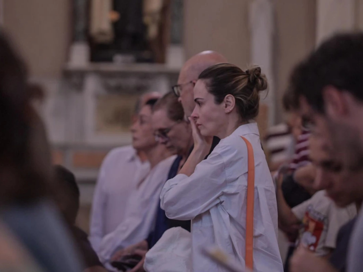 Abalada, Ana Paula Renault vai à missa de 7º dia do pai em BH