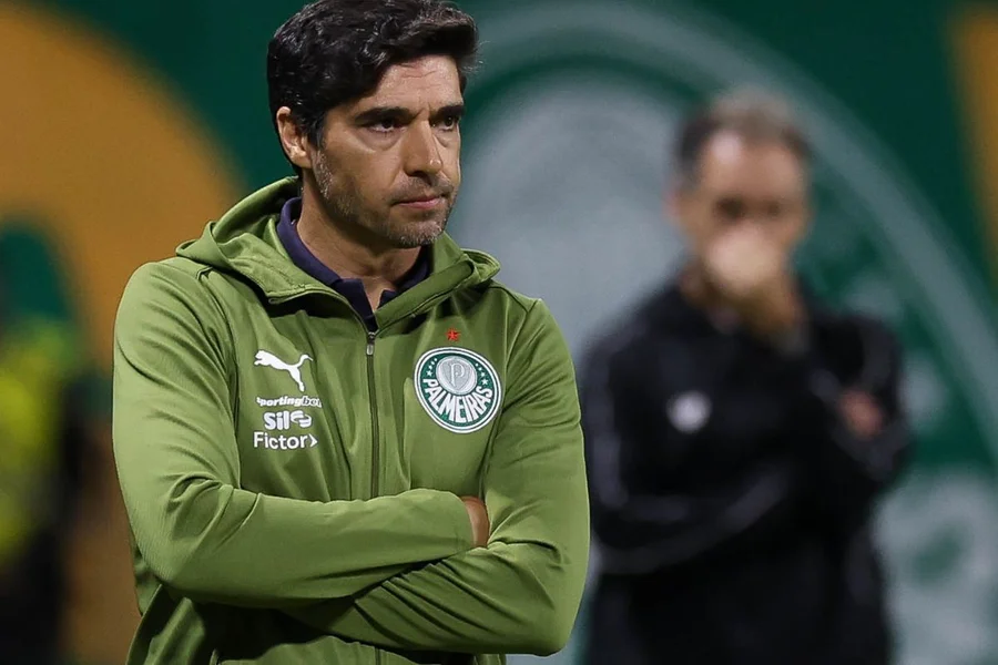 Abel Ferreira faz gesto obsceno durante partida do Palmeiras