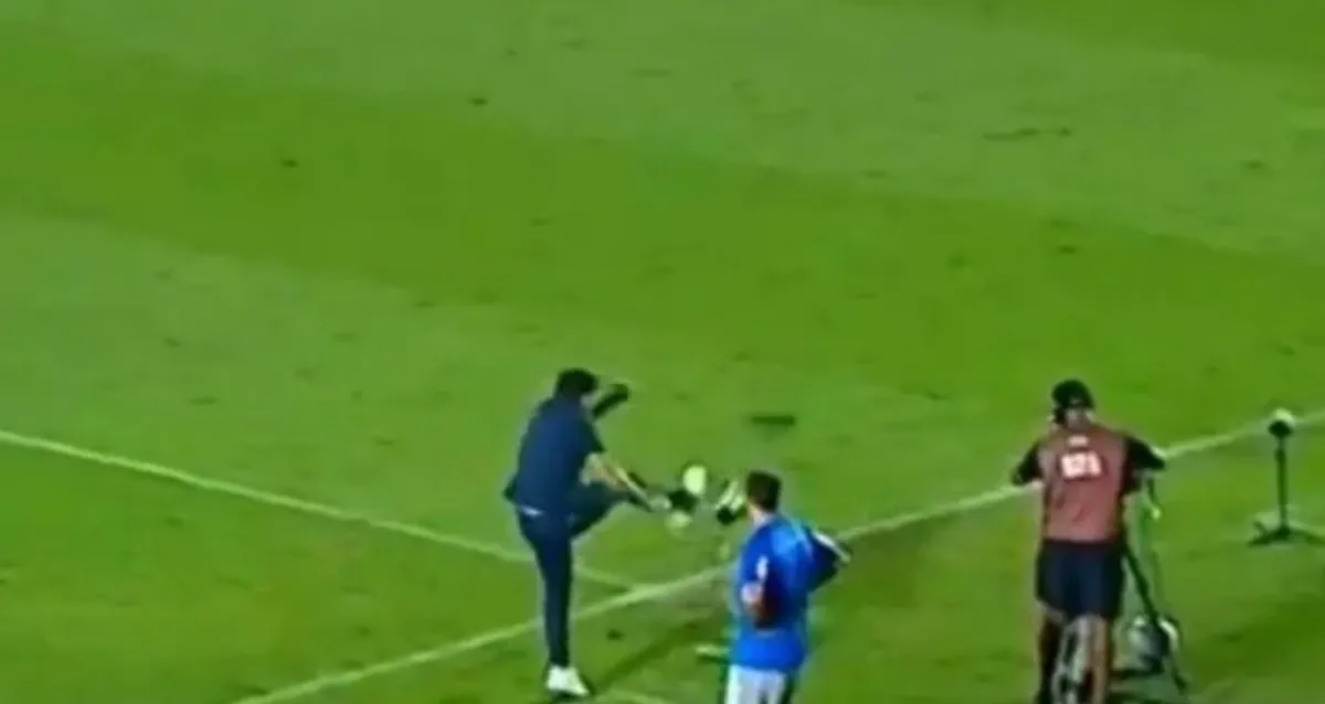 Abel Ferreira é denunciado ao STJD por chute em microfone durante jogo do Palmeiras