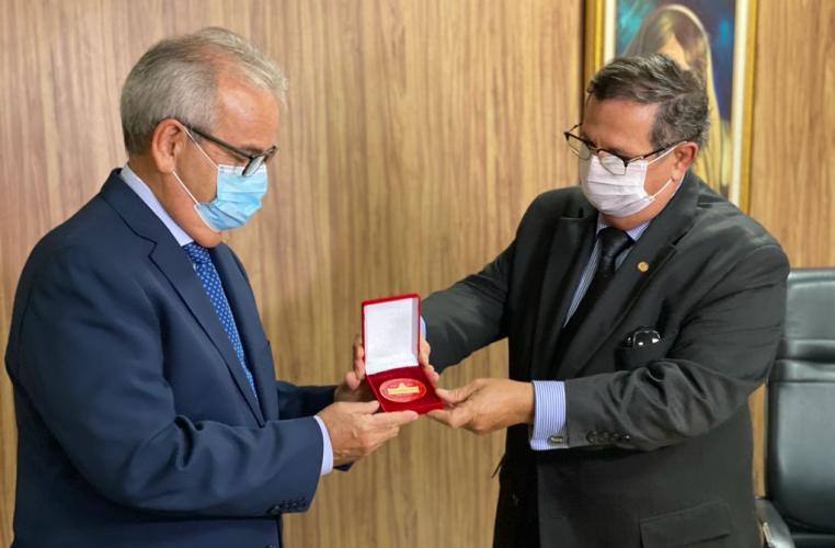 Presidente do TCE/AL recebe Medalha do Mérito Judiciário Desembargador Joaquim Nunes Machado