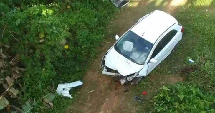 Enfermeiro é socorrido após carro despencar de ponte em Branquinha