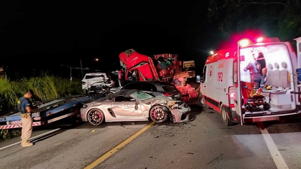 Colisão frontal entre caminhão e cegonha de luxo deixa um morto e dois feridos