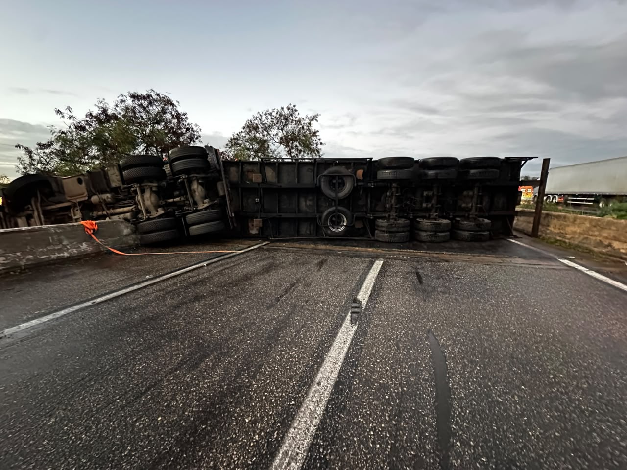 Capotamento de carreta deixa cinco feridos e bloqueia trecho da BR-101 em AL