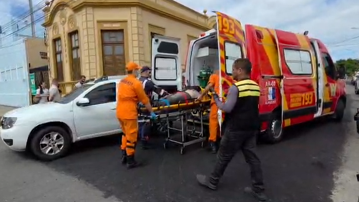 Motociclista de app fica ferido após colisão com viatura da PM no Farol
