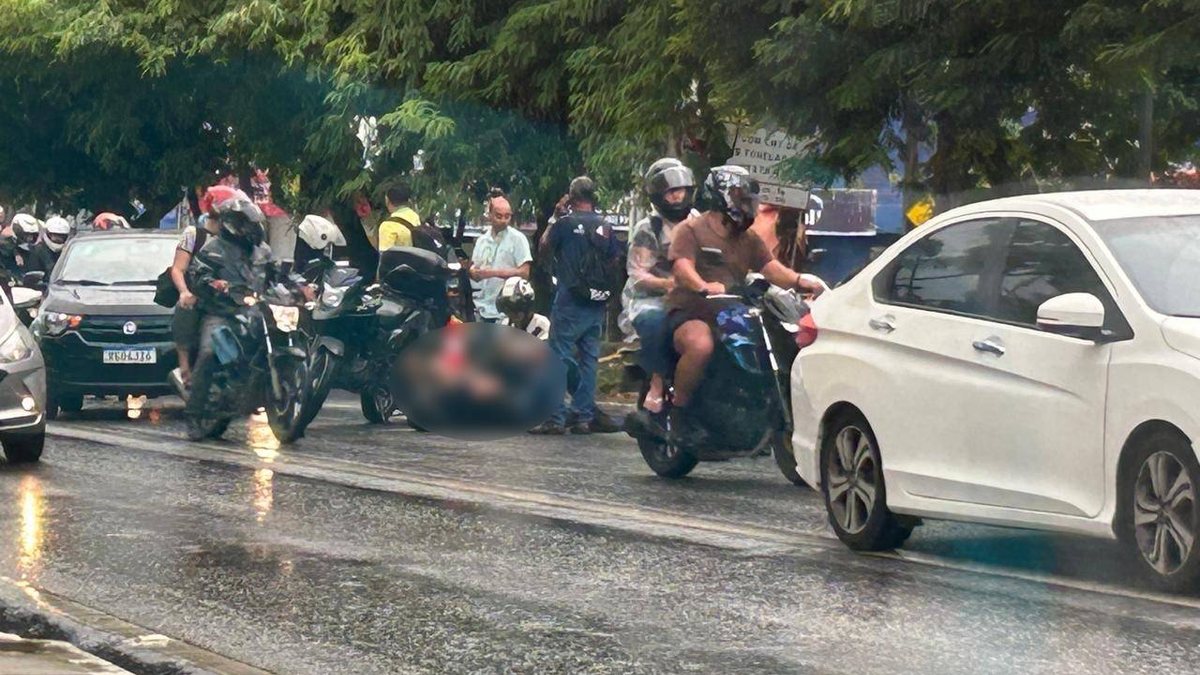 Motociclista cai na Avenida Fernandes Lima e é socorrido com fratura exposta