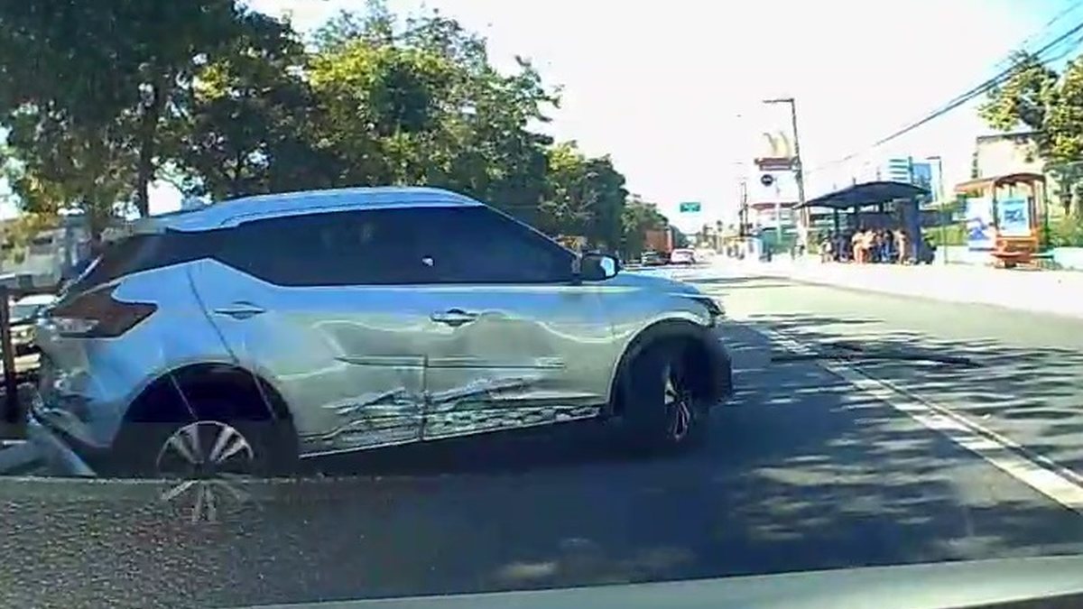 Motorista invade canteiro da Fernandes Lima e provoca colisão contra veículos