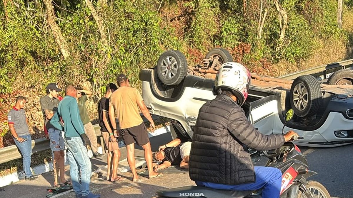 Motorista fica ferido após capotamento na BR-316, em Satuba