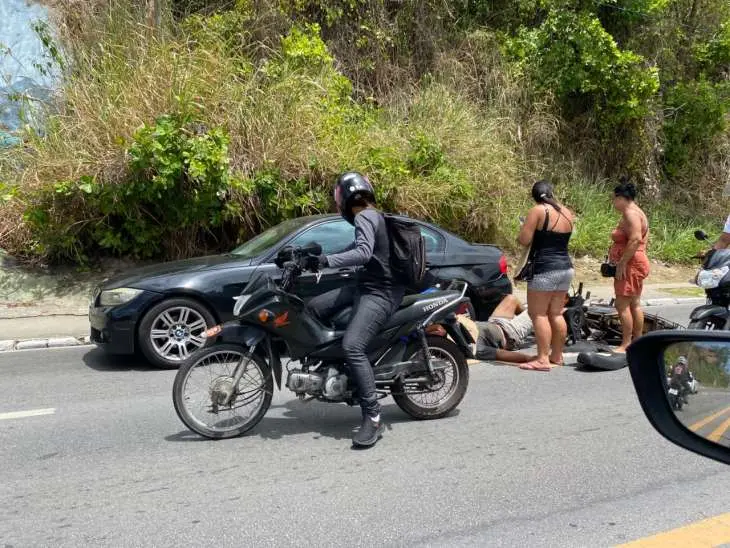 Colisão entre carro e moto deixa homem ferido no Jacintinho