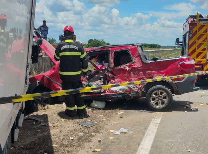 Colisão entre caminhão e caminhonete em São Sebastião deixa ferido