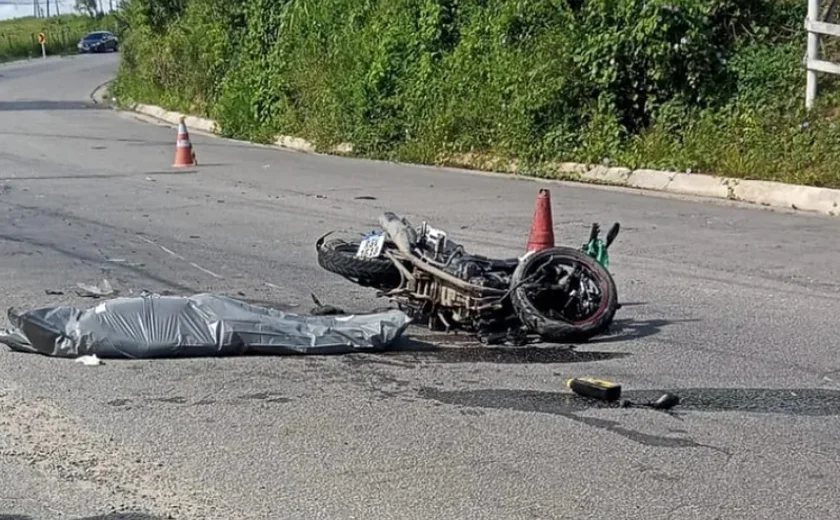 Motociclista morre após colisão com van em Rio Largo