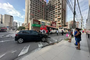 Colisão entre carro e ônibus complica trânsito na Ponta Verde nesta manhã