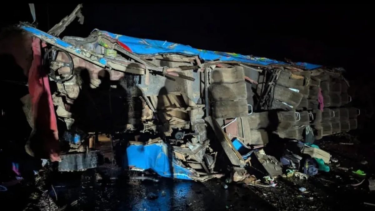 Capotamento de ônibus escolar mata 20 crianças em Uganda