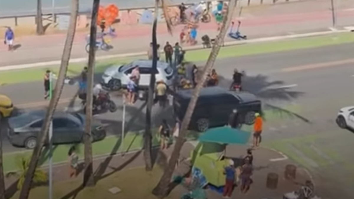 Motociclista sofre fraturas após colisão em frente ao totem 'Eu Amo Maceió'