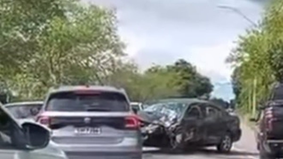 Colisão frontal entre carros deixa três pessoas feridas na BR-316