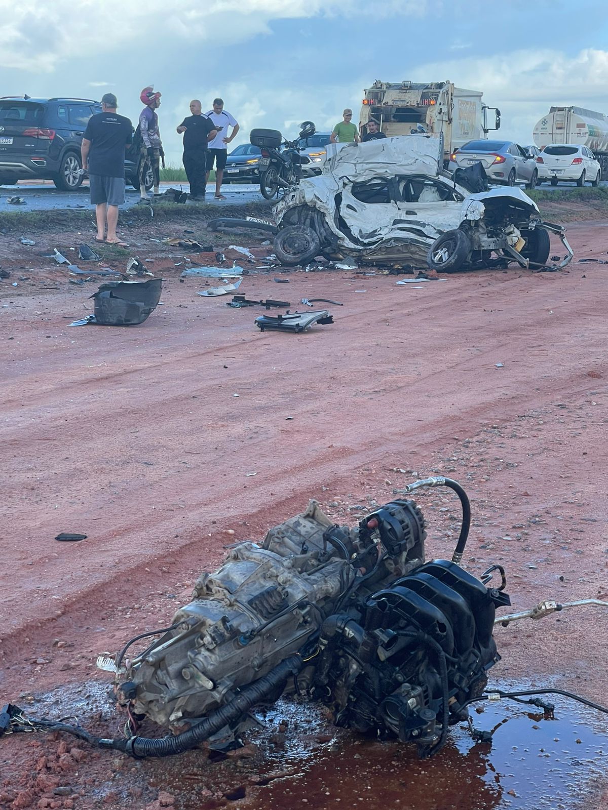 Batida frontal entre veículos deixa cenário de destruição na BR-424, em Marechal Deodoro