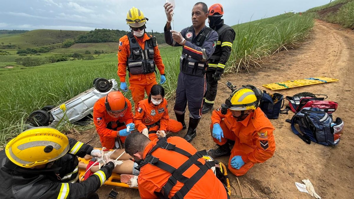Carro capota e cai em ribanceira; mulher fica gravemente ferida em Matriz de Camaragibe