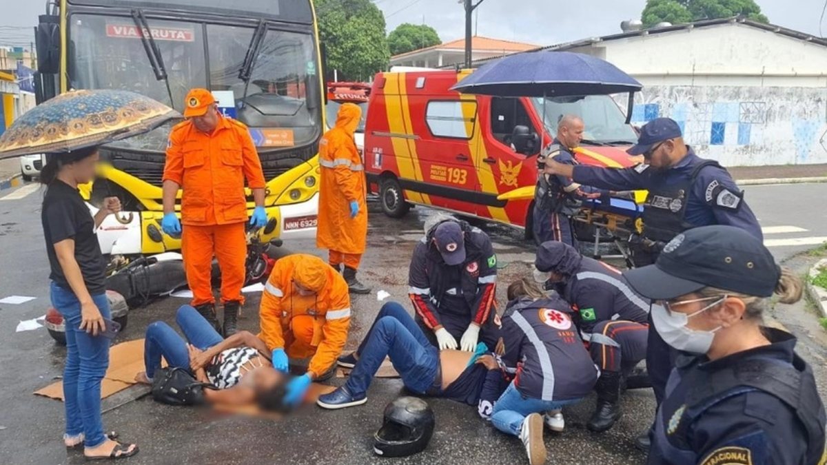 Moto vai parar embaixo de ônibus após colisão no bairro da Gruta, em Maceió