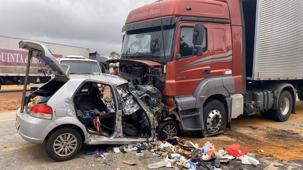 Acidente entre carro e carreta deixa família alagoana morta em Minas Gerais