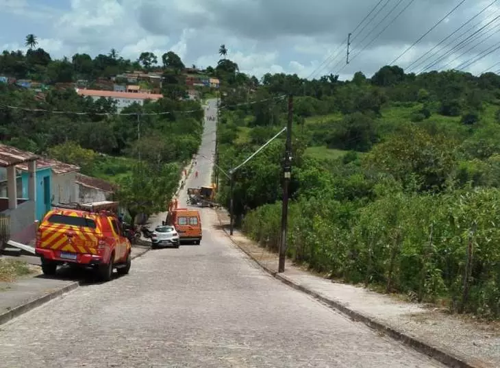 Colisão entre trator e poste deixa um ferido em Penedo