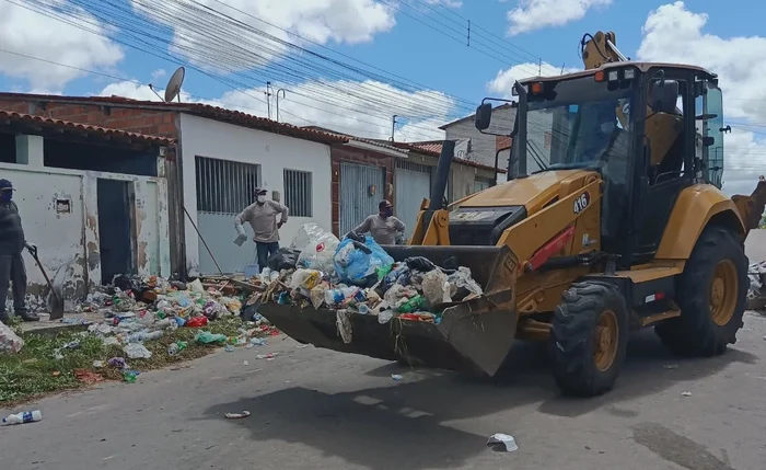 Acumulador internado em Delmiro Gouveia tem casa higienizada pela Prefeitura