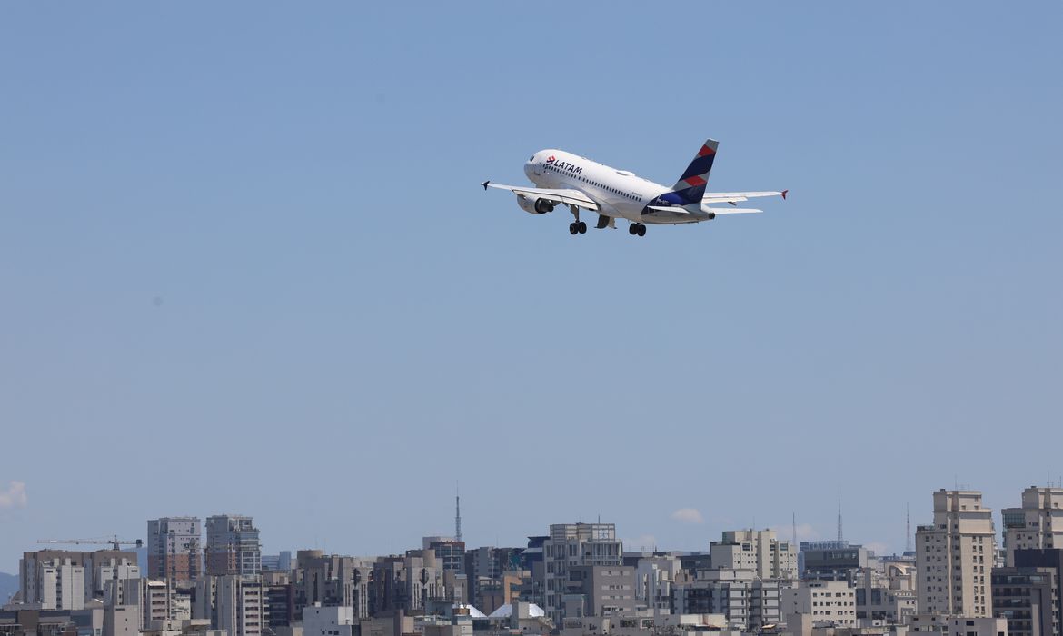 Greve geral na Argentina afeta voos da Latam