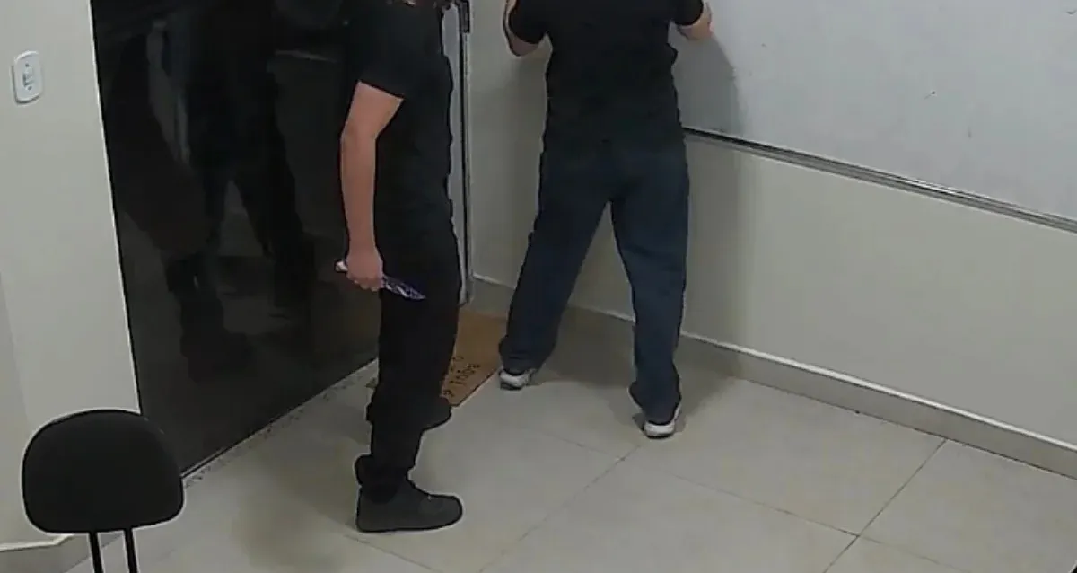 Adolescente de 14 anos esfaqueia professor durante aula particular em Manaus