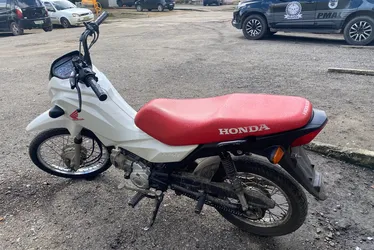 Adolescente é apreendido com moto roubada, arma e rádios em Arapiraca