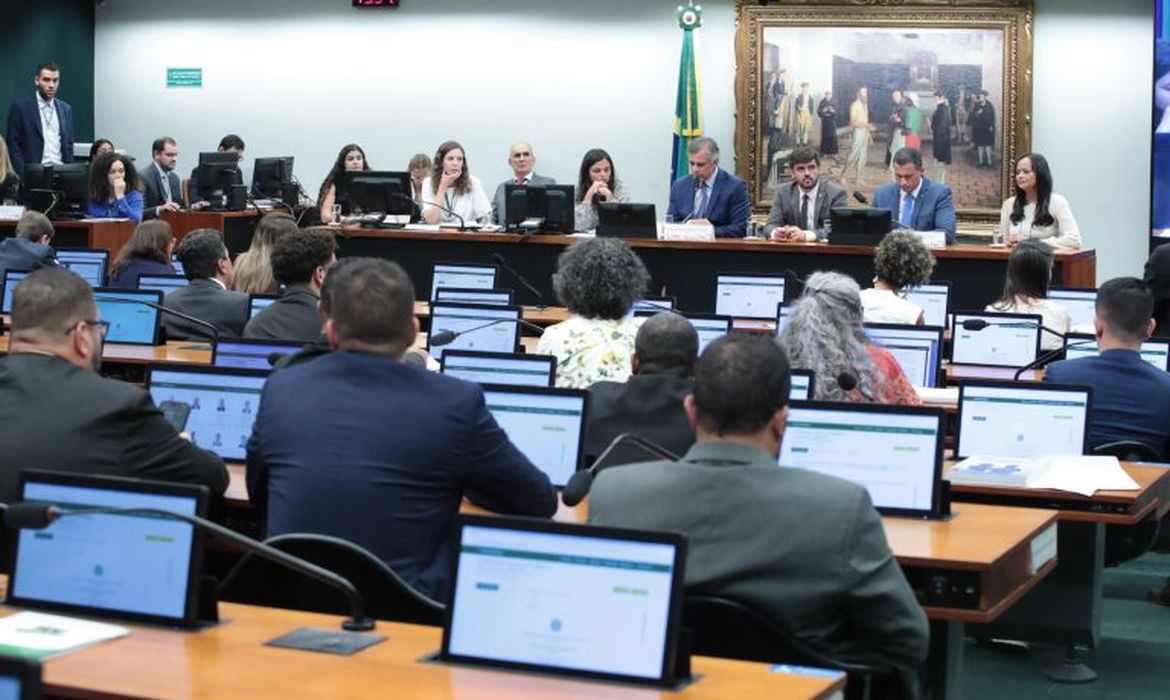 CCJ da Câmara adia análise da PEC que propõe redução da maioridade penal