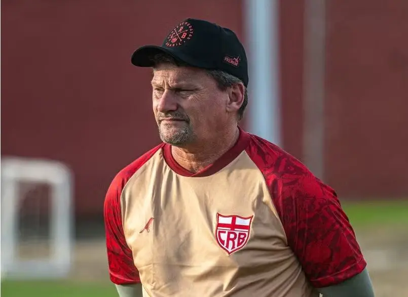 Clube regulariza técnico Fábio Matias e auxiliar, mas segue com transfer ban