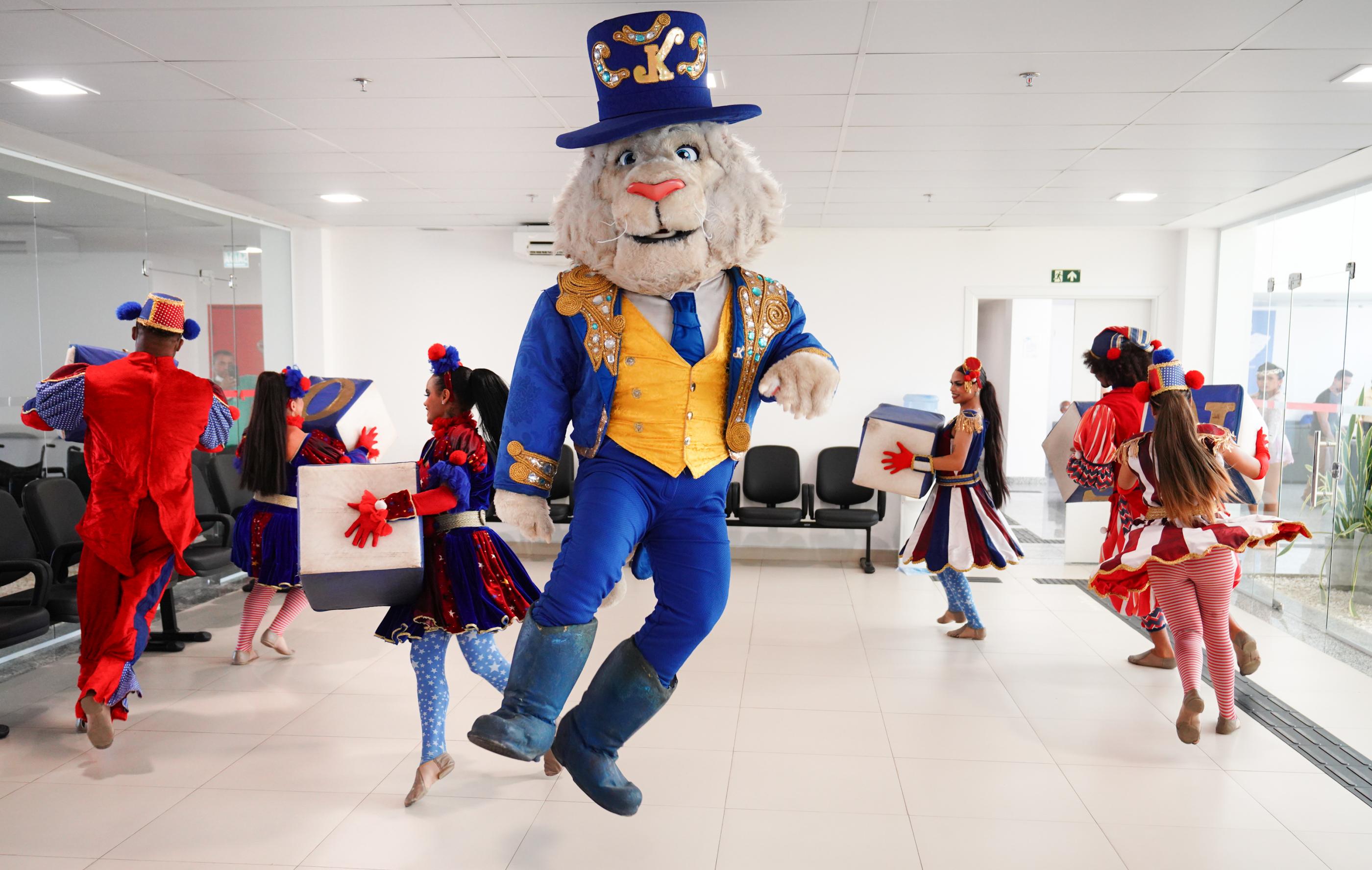 Artistas do Circo Kroner promovem alegria e incentivam doação de sangue em Alagoas