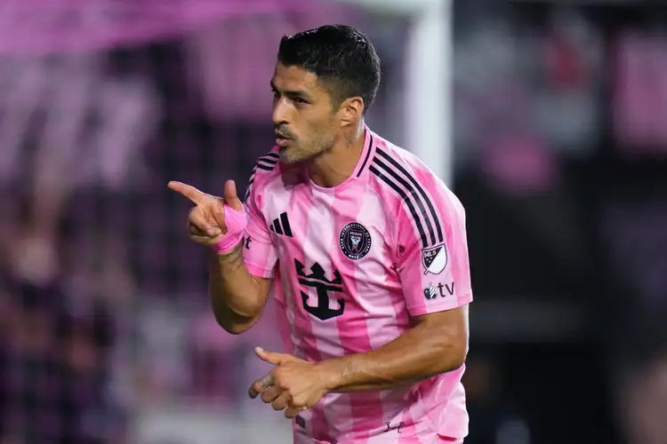 Suárez será convocado por Forlán e retorna à seleção uruguaia, diz jornal