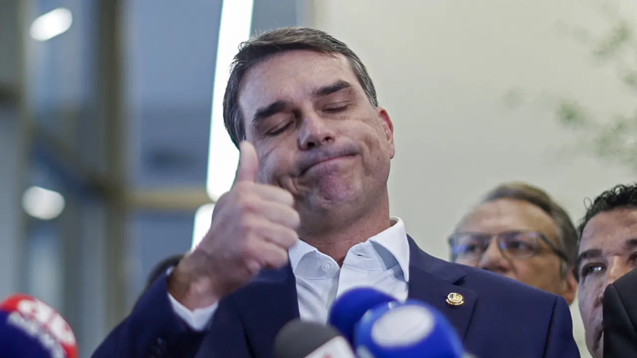 Flávio quer mudar a Constituição após avanço da direita no Congresso