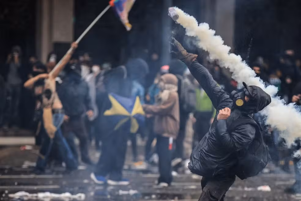 Protesto de estudantes termina em confronto com a polícia na Argentina