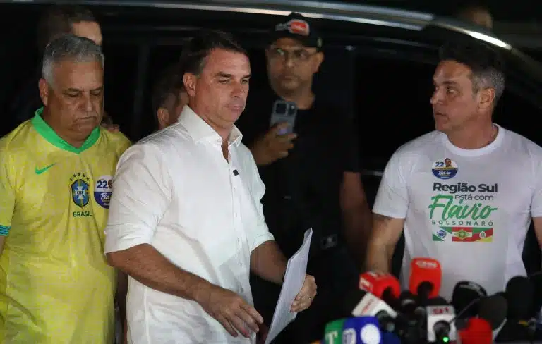 Deputados pedem apreensão do passaporte de Flávio após a eleição