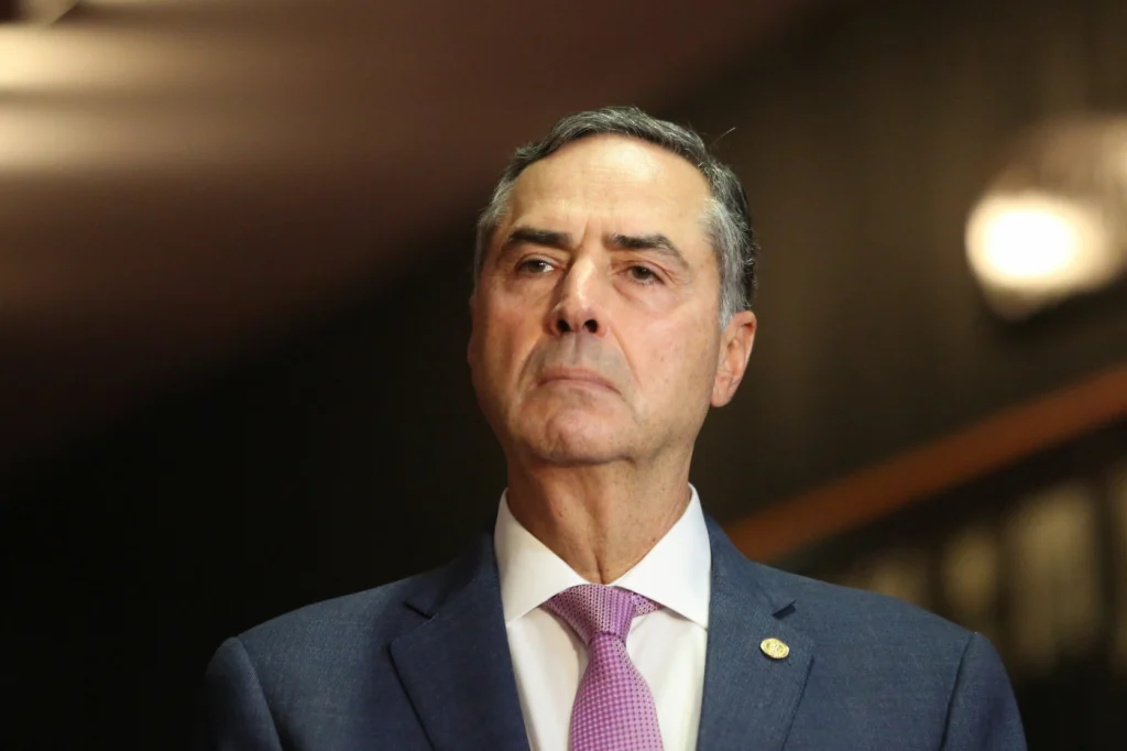 Barroso reage aos ataques de Bolsonaro: 'É muito triste o ponto a que chegamos'.
