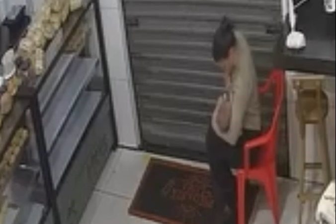 Em AL, agente da SMTT amamenta bebê de vítima de tentativa de feminicídio