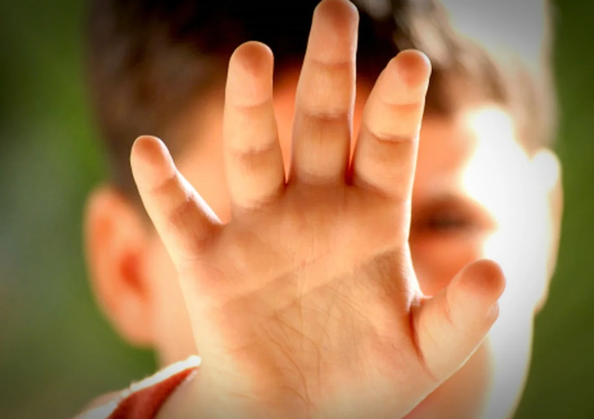 Pai é preso após espancar filho de 3 anos por urinar e defecar na roupa