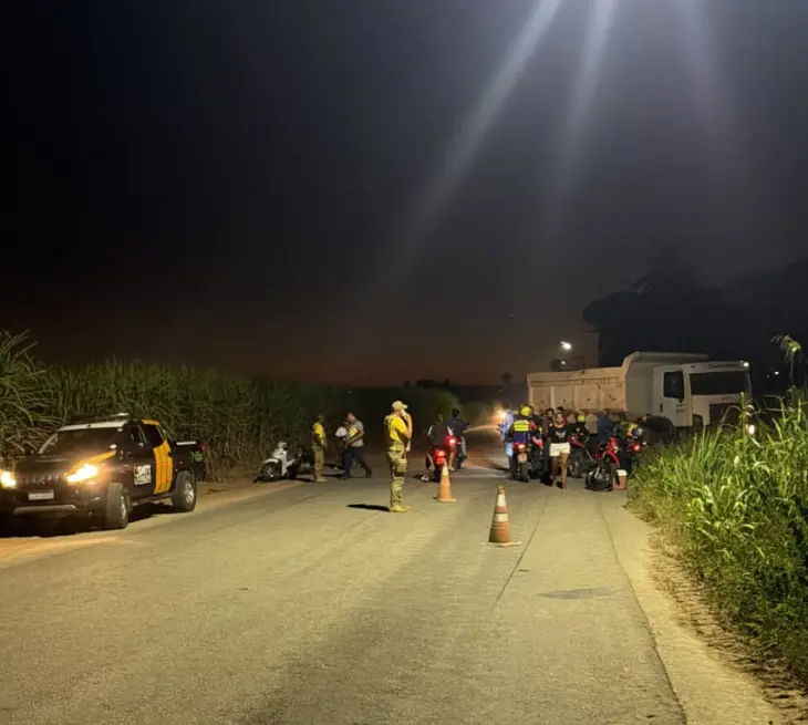 Moto fica presa sob caçamba após grave acidente na AL-420