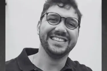 Familiares e amigos se despedem de Rodrigo Café em Maceió