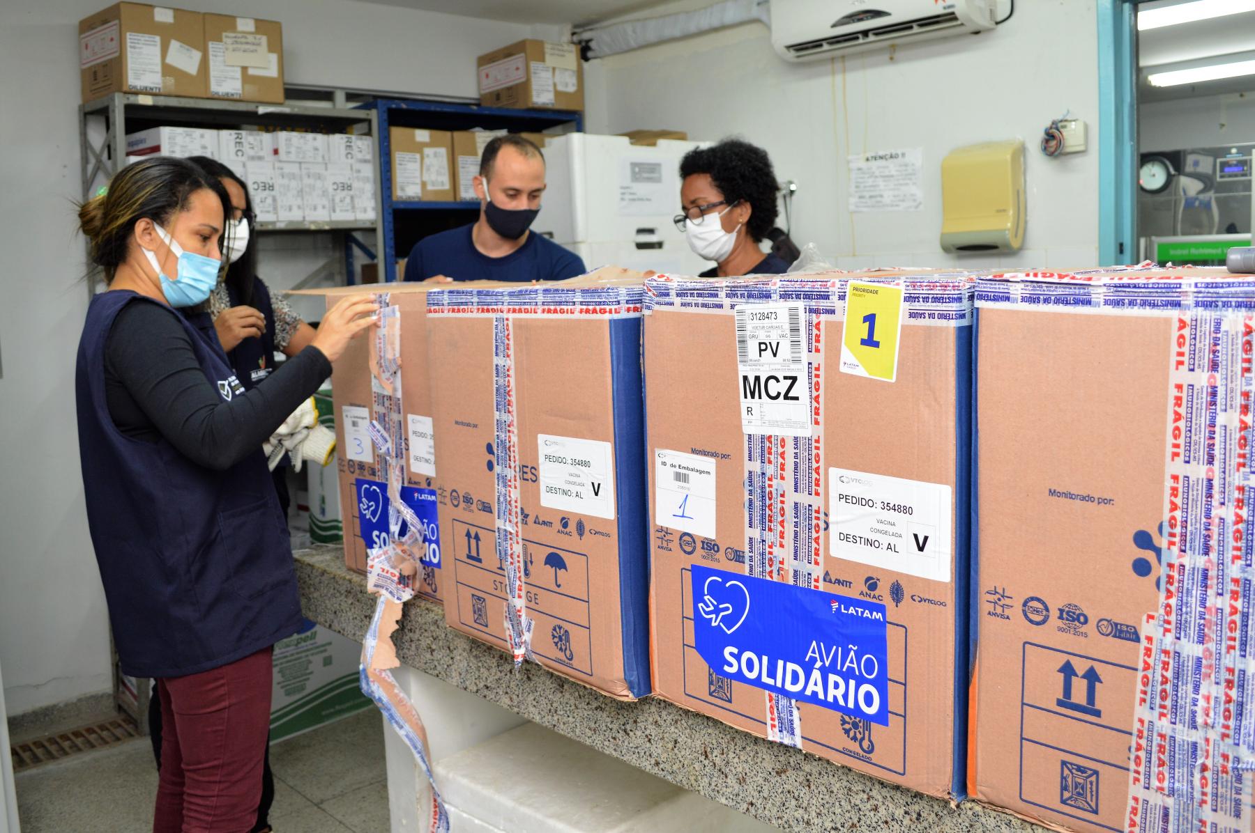 Alagoas recebe mais de 110 mil doses de imunizantes contra Covid-19 hoje (26)