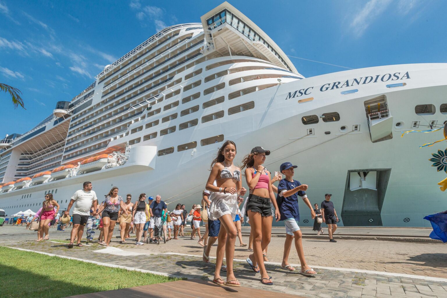 Alta temporada deve bater recorde com impulso de turistas estrangeiros, prevê CNC