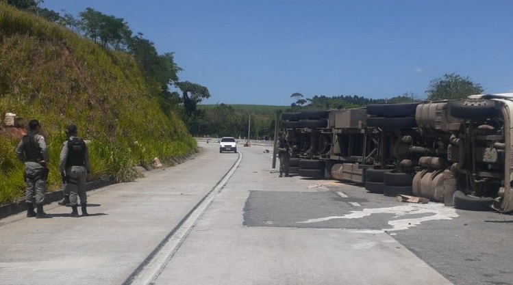 Motorista morre após carreta que transportava carne congelada tombar em Messias